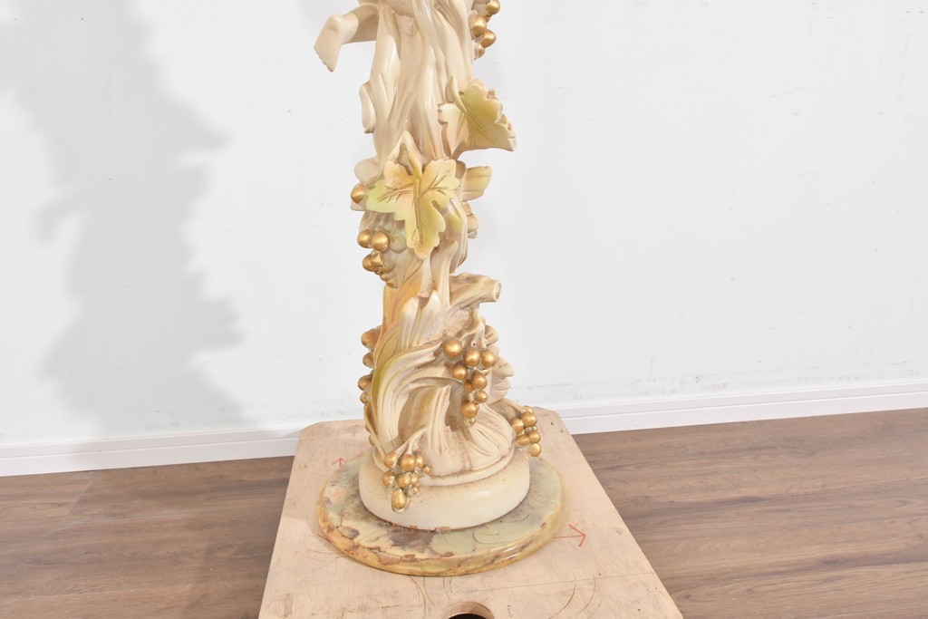 中古　SILIK(シリック)　ブドウと人物モチーフの装飾が華やかなポールハンガー　定価約46万円　(R-089714)