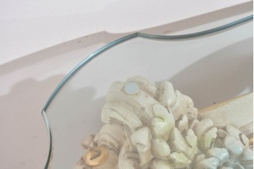 中古　美品　SILIK(シリック)　ガラス天板　華やかなロココ調のローテーブル　定価約80万円　(R-089718)