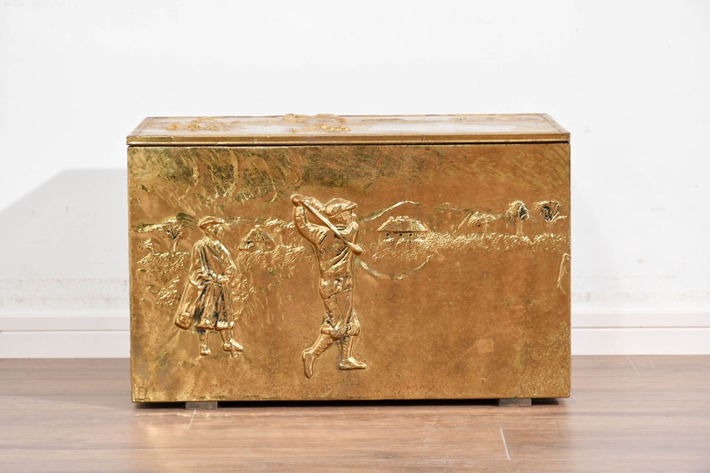 中古　イギリス　真鍮張り　ゴルフ風景の意匠が個性的で味わい深い収納ボックス　(R-089719)
