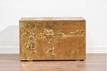 中古　イギリス　真鍮張り　ゴルフ風景の意匠が個性的で味わい深い収納ボックス　(R-089719)