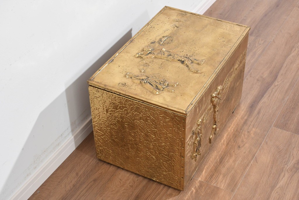 中古　イギリス　真鍮張り　ゴルフ風景の意匠が個性的で味わい深い収納ボックス　(R-089719)