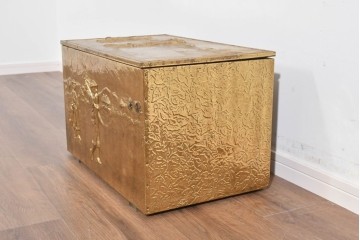 中古　イギリス　真鍮張り　ゴルフ風景の意匠が個性的で味わい深い収納ボックス　(R-089719)