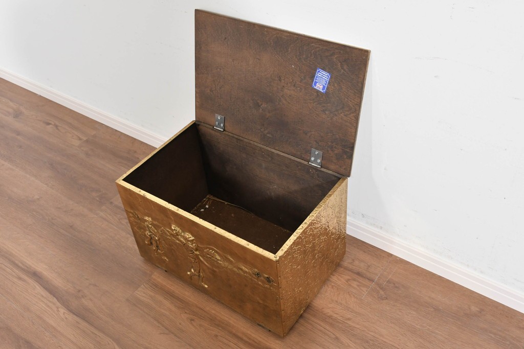 中古　イギリス　真鍮張り　ゴルフ風景の意匠が個性的で味わい深い収納ボックス　(R-089719)