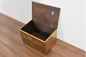 中古　イギリス　真鍮張り　ゴルフ風景の意匠が個性的で味わい深い収納ボックス　(R-089719)