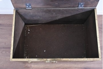 中古　イギリス　真鍮張り　ゴルフ風景の意匠が個性的で味わい深い収納ボックス　(R-089719)