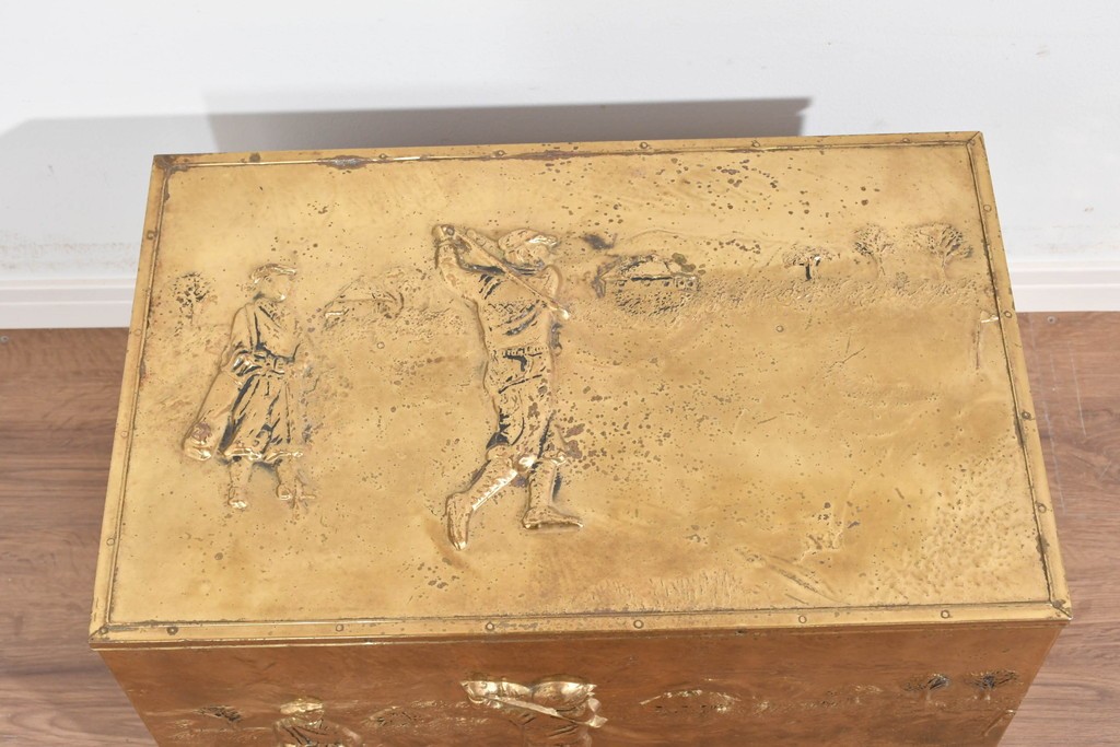中古　イギリス　真鍮張り　ゴルフ風景の意匠が個性的で味わい深い収納ボックス　(R-089719)