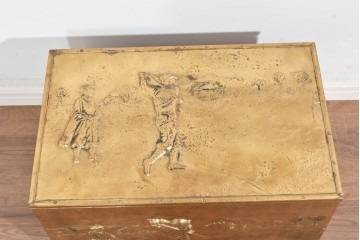 中古　イギリス　真鍮張り　ゴルフ風景の意匠が個性的で味わい深い収納ボックス　(R-089719)