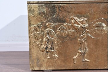中古　イギリス　真鍮張り　ゴルフ風景の意匠が個性的で味わい深い収納ボックス　(R-089719)