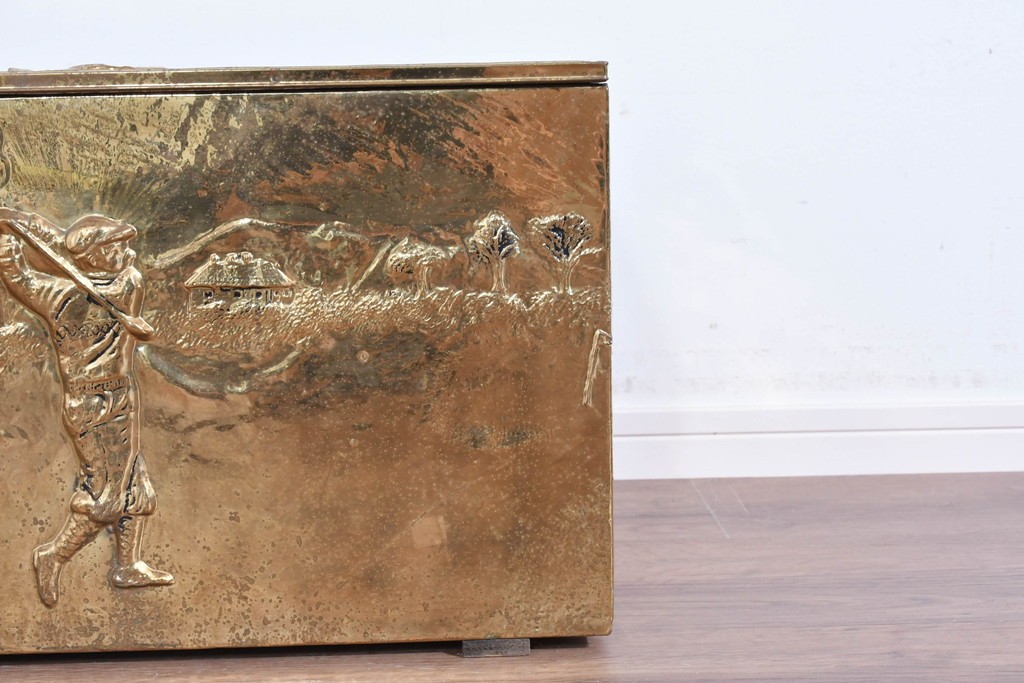 中古　イギリス　真鍮張り　ゴルフ風景の意匠が個性的で味わい深い収納ボックス　(R-089719)