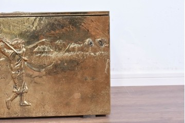 中古　イギリス　真鍮張り　ゴルフ風景の意匠が個性的で味わい深い収納ボックス　(R-089719)