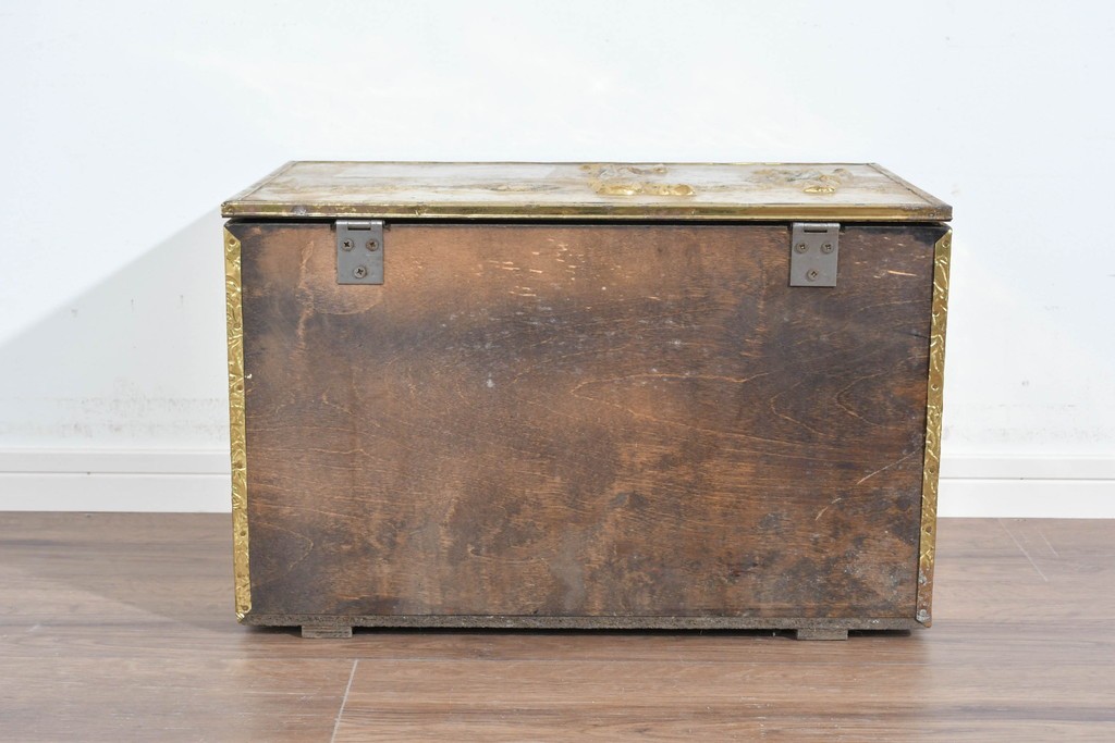 中古　イギリス　真鍮張り　ゴルフ風景の意匠が個性的で味わい深い収納ボックス　(R-089719)