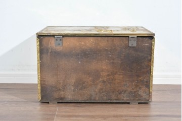 中古　イギリス　真鍮張り　ゴルフ風景の意匠が個性的で味わい深い収納ボックス　(R-089719)