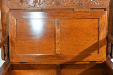 中古　美品　花梨(カリン)無垢材　多機能デザインが魅力の彫刻入りモンクスベンチ　(R-089721)