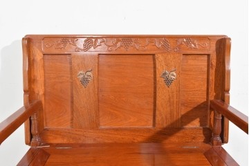 中古　美品　花梨(カリン)無垢材　多機能デザインが魅力の彫刻入りモンクスベンチ　(R-089721)