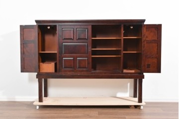 中古　美品　希少な廃盤品　北海道民芸家具　立体感のあるパネルデザインの脚付き下駄箱　(R-089722)