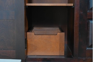 中古　美品　希少な廃盤品　北海道民芸家具　立体感のあるパネルデザインの脚付き下駄箱　(R-089722)