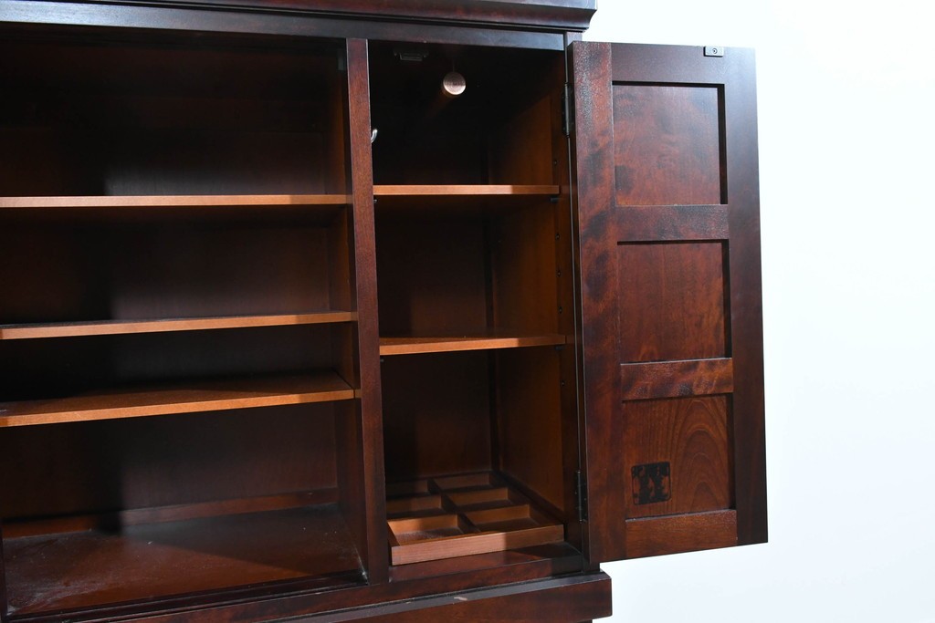 中古　美品　希少な廃盤品　北海道民芸家具　立体感のあるパネルデザインの脚付き下駄箱　(R-089722)