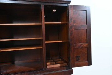 中古　美品　希少な廃盤品　北海道民芸家具　立体感のあるパネルデザインの脚付き下駄箱　(R-089722)