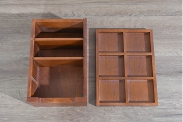 中古　美品　希少な廃盤品　北海道民芸家具　立体感のあるパネルデザインの脚付き下駄箱　(R-089722)