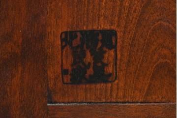 中古　美品　希少な廃盤品　北海道民芸家具　立体感のあるパネルデザインの脚付き下駄箱　(R-089722)