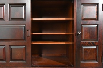 中古　美品　希少な廃盤品　北海道民芸家具　立体感のあるパネルデザインの脚付き下駄箱　(R-089722)