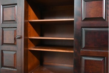 中古　美品　希少な廃盤品　北海道民芸家具　立体感のあるパネルデザインの脚付き下駄箱　(R-089722)