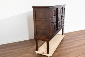 中古　美品　希少な廃盤品　北海道民芸家具　立体感のあるパネルデザインの脚付き下駄箱　(R-089722)