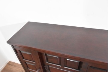 中古　美品　希少な廃盤品　北海道民芸家具　立体感のあるパネルデザインの脚付き下駄箱　(R-089722)