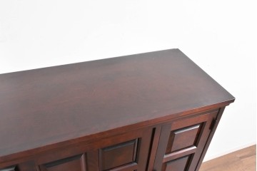 中古　美品　希少な廃盤品　北海道民芸家具　立体感のあるパネルデザインの脚付き下駄箱　(R-089722)