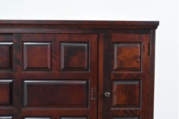 中古　美品　希少な廃盤品　北海道民芸家具　立体感のあるパネルデザインの脚付き下駄箱　(R-089722)
