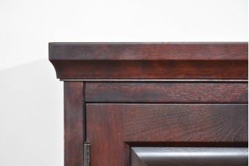 中古　美品　希少な廃盤品　北海道民芸家具　立体感のあるパネルデザインの脚付き下駄箱　(R-089722)