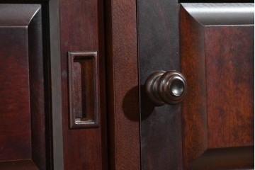 中古　美品　希少な廃盤品　北海道民芸家具　立体感のあるパネルデザインの脚付き下駄箱　(R-089722)