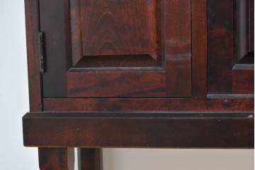 中古　美品　希少な廃盤品　北海道民芸家具　立体感のあるパネルデザインの脚付き下駄箱　(R-089722)