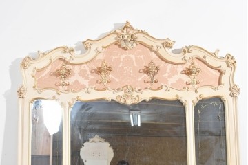 中古　イタリア製　高級家具　SILIK(シリック)　ロココ調　華やかな装飾が目を引く特大壁掛けミラー　(R-089723)