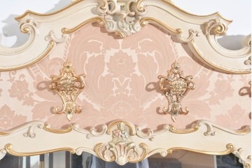 中古　イタリア製　高級家具　SILIK(シリック)　ロココ調　華やかな装飾が目を引く特大壁掛けミラー　(R-089723)
