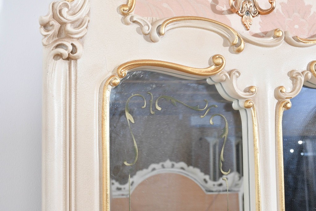 中古　イタリア製　高級家具　SILIK(シリック)　ロココ調　華やかな装飾が目を引く特大壁掛けミラー　(R-089723)