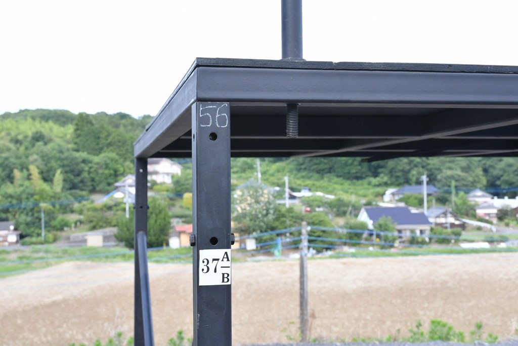 中古　店舗什器　在庫40　特注　2メートル角の組み立て式アイアンラック展示台　(R-089724)
