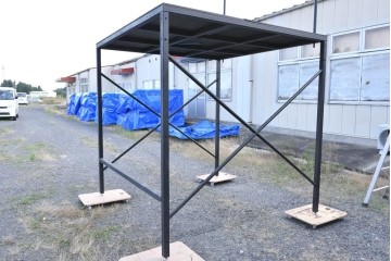 中古　店舗什器　在庫40　特注　2メートル角の組み立て式アイアンラック展示台　(R-089724)