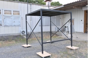 中古　店舗什器　在庫40　特注　2メートル角の組み立て式アイアンラック展示台　(R-089724)