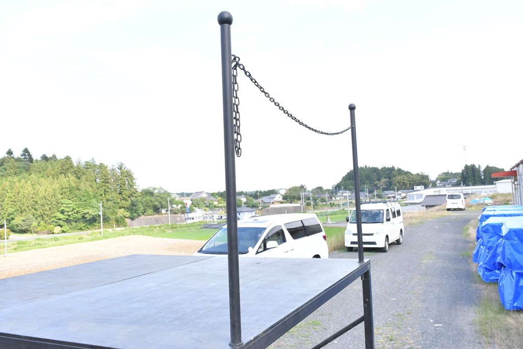 中古　店舗什器　在庫40　特注　2メートル角の組み立て式アイアンラック展示台　(R-089724)