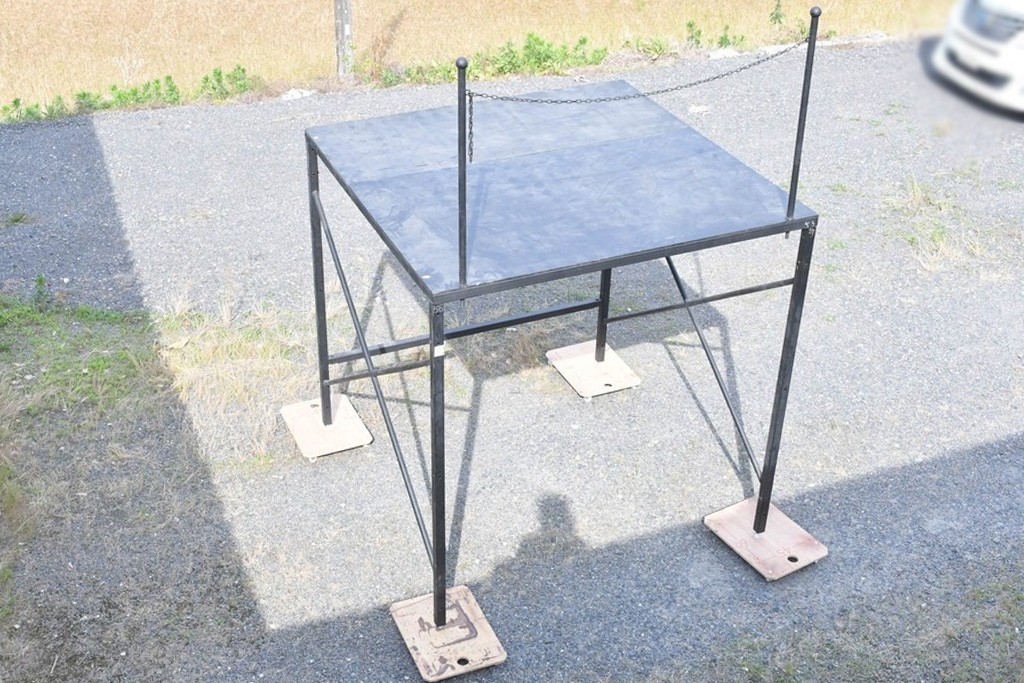 【簡易リペア限定品】　中古　特注‼　店舗什器　業務用　2m角の倉庫用ラック　組み立て式　細いフレームがおしゃれなアイアンラック　展示台　※在庫40台あります　(R-089724)