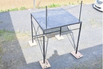 【簡易リペア限定品】　中古　特注‼　店舗什器　業務用　2m角の倉庫用ラック　組み立て式　細いフレームがおしゃれなアイアンラック　展示台　※在庫40台あります　(R-089724)