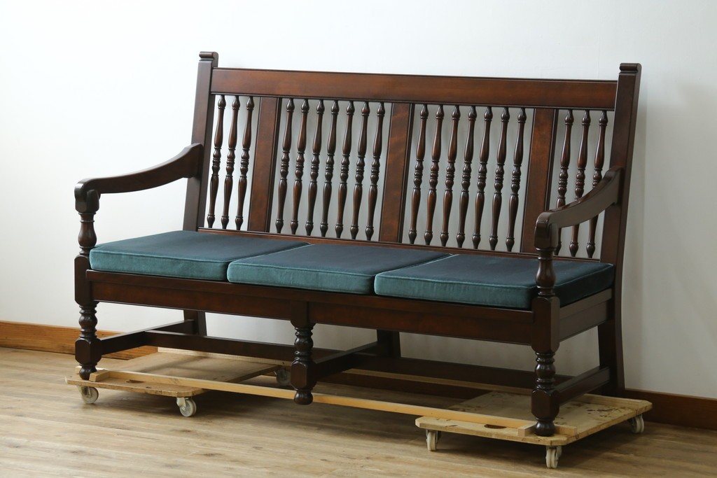 中古　美品　松本民芸家具　挽物の意匠が上品な3人掛けD型布張りイス　(R-089725)