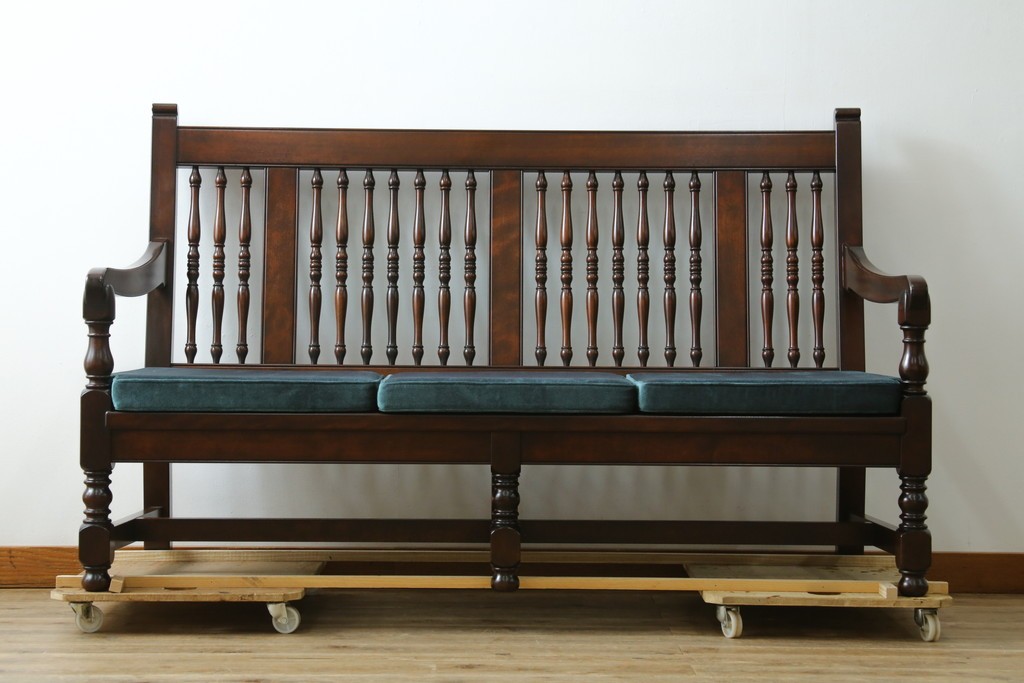 中古　美品　松本民芸家具　挽物の意匠が上品な3人掛けD型布張りイス　(R-089725)