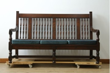 中古　美品　松本民芸家具　挽物の意匠が上品な3人掛けD型布張りイス　(R-089725)