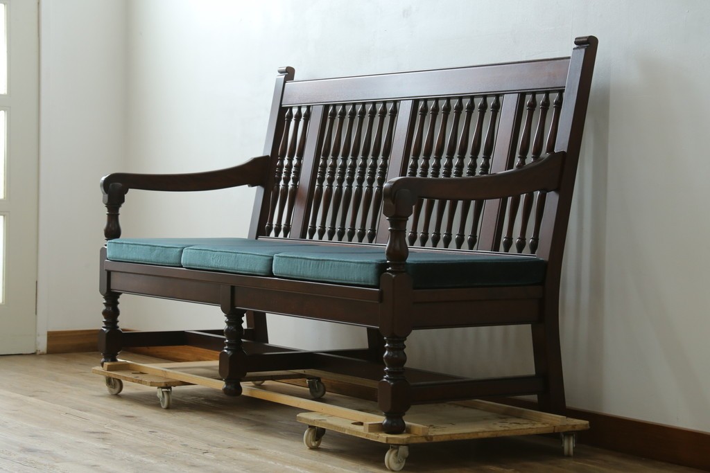 中古　美品　松本民芸家具　挽物の意匠が上品な3人掛けD型布張りイス　(R-089725)