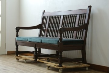 中古　美品　松本民芸家具　挽物の意匠が上品な3人掛けD型布張りイス　(R-089725)