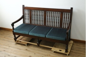 中古　美品　松本民芸家具　挽物の意匠が上品な3人掛けD型布張りイス　(R-089725)