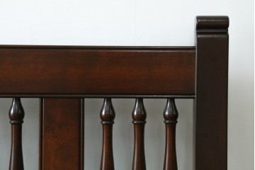 中古　美品　松本民芸家具　挽物の意匠が上品な3人掛けD型布張りイス　(R-089725)