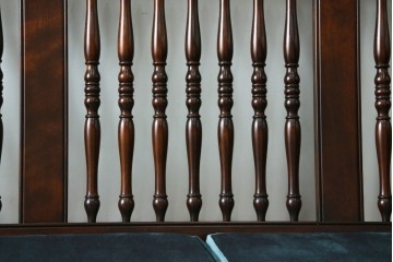 中古　美品　松本民芸家具　挽物の意匠が上品な3人掛けD型布張りイス　(R-089725)